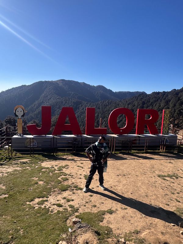 The Jalori Pass sign with mountains behind